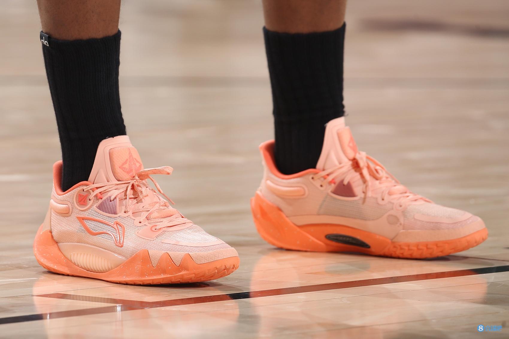 这个配色好看不?巴特勒上脚李宁jb 1代战靴 砍下32分8篮板