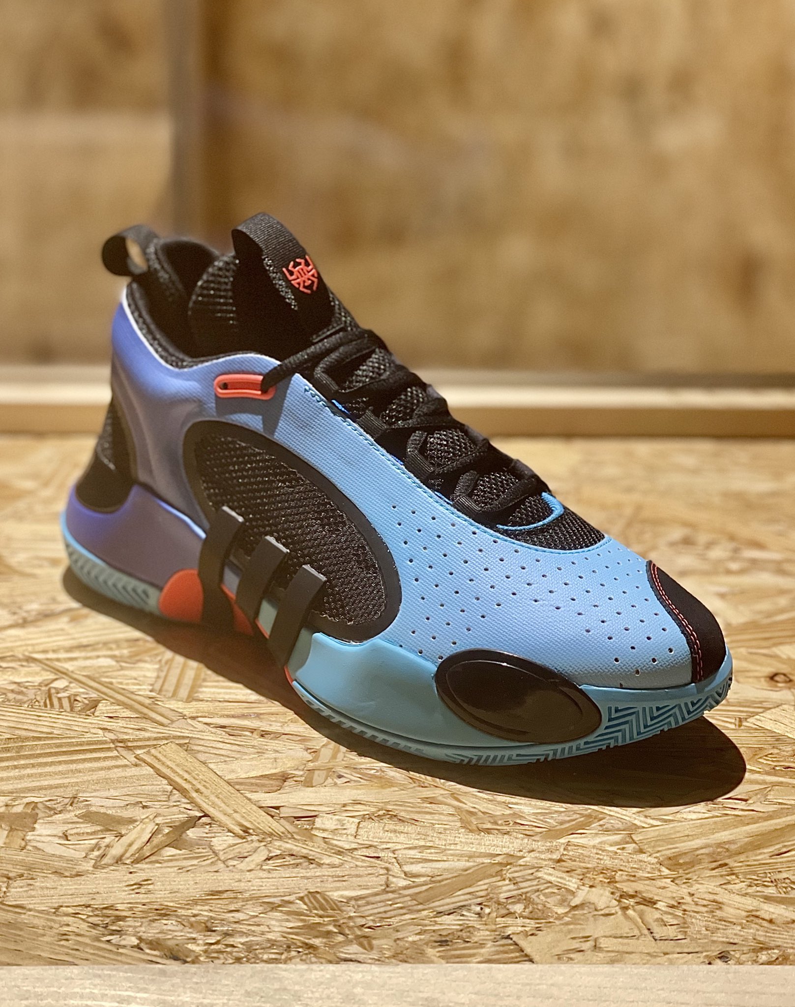 米切尔五代谍照首发 球鞋名记:预计将于2023年秋天发售