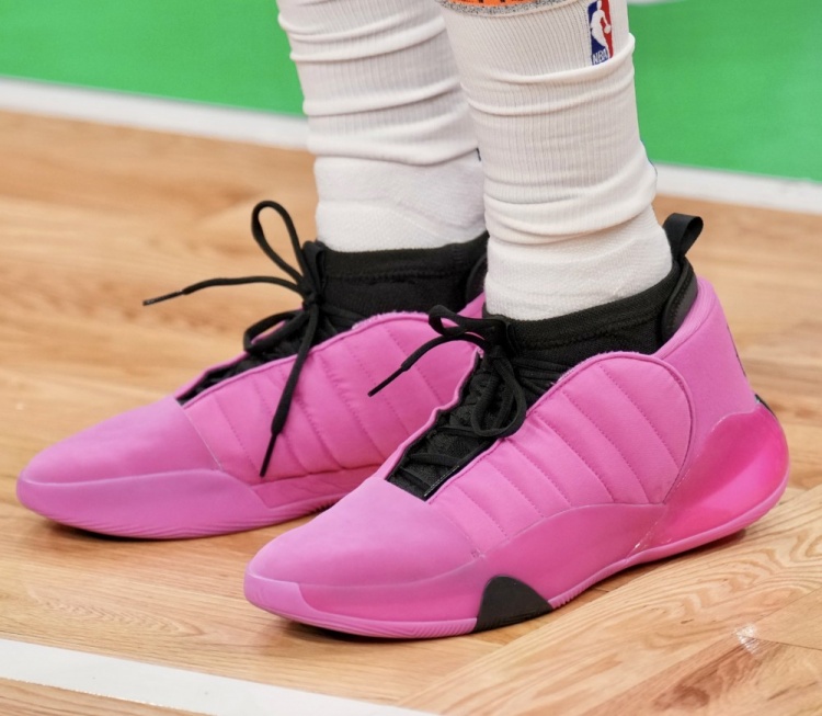 哈登上脚哈登7代"清醒紫红"战靴砍下45分 后跟增添个人定制头像