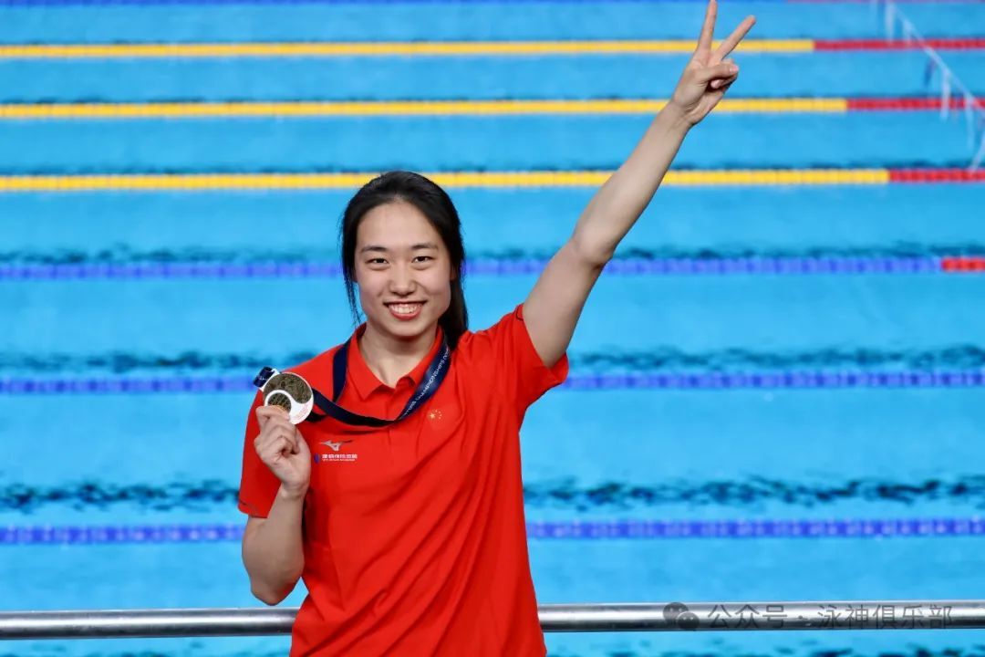 作为泳神俱乐部的一年级新生,郭欣舟是第一个亮相的选手.