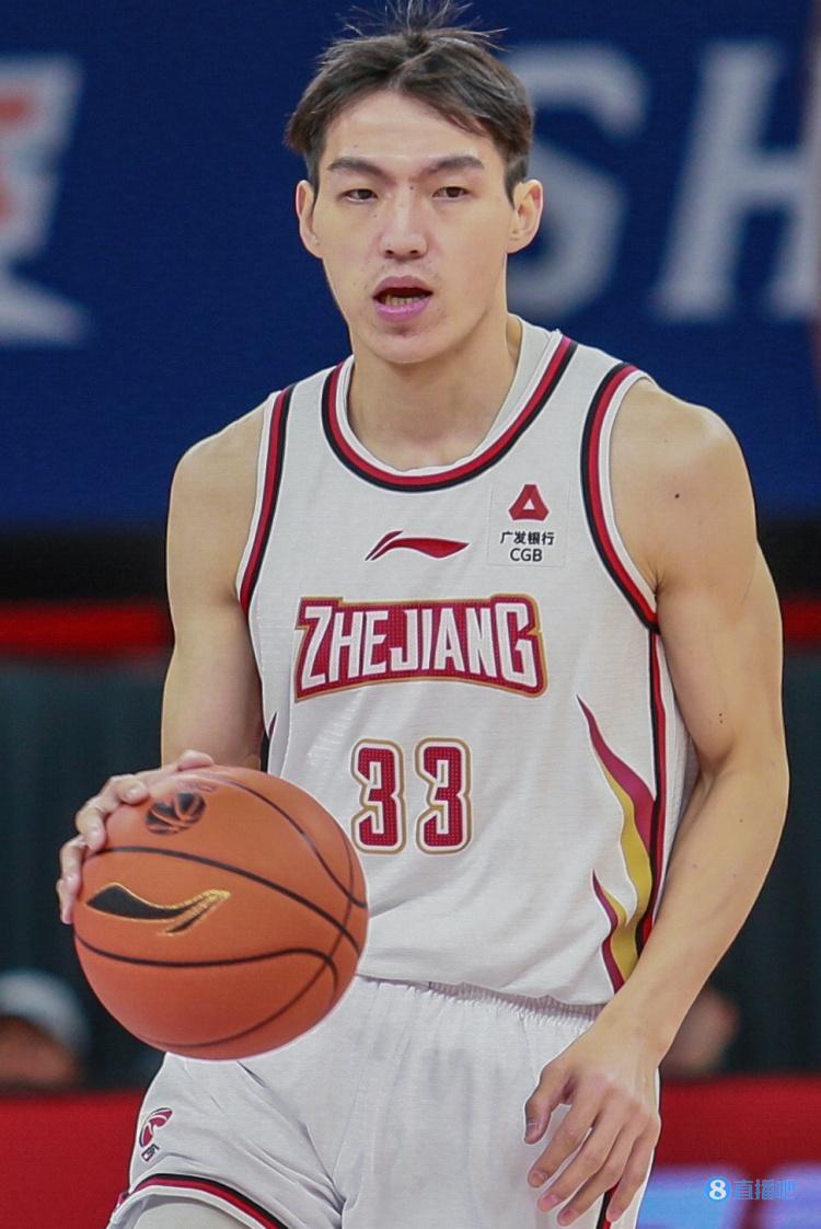 上半场,浙江球员吴前出战17分钟,投篮9中4全部来自三分线外,拿到12分7