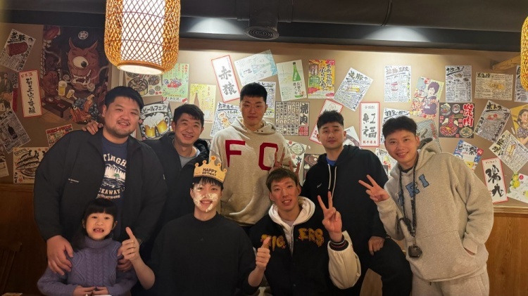 为胡明轩26岁庆生周琦晒照生日快乐胡明轩