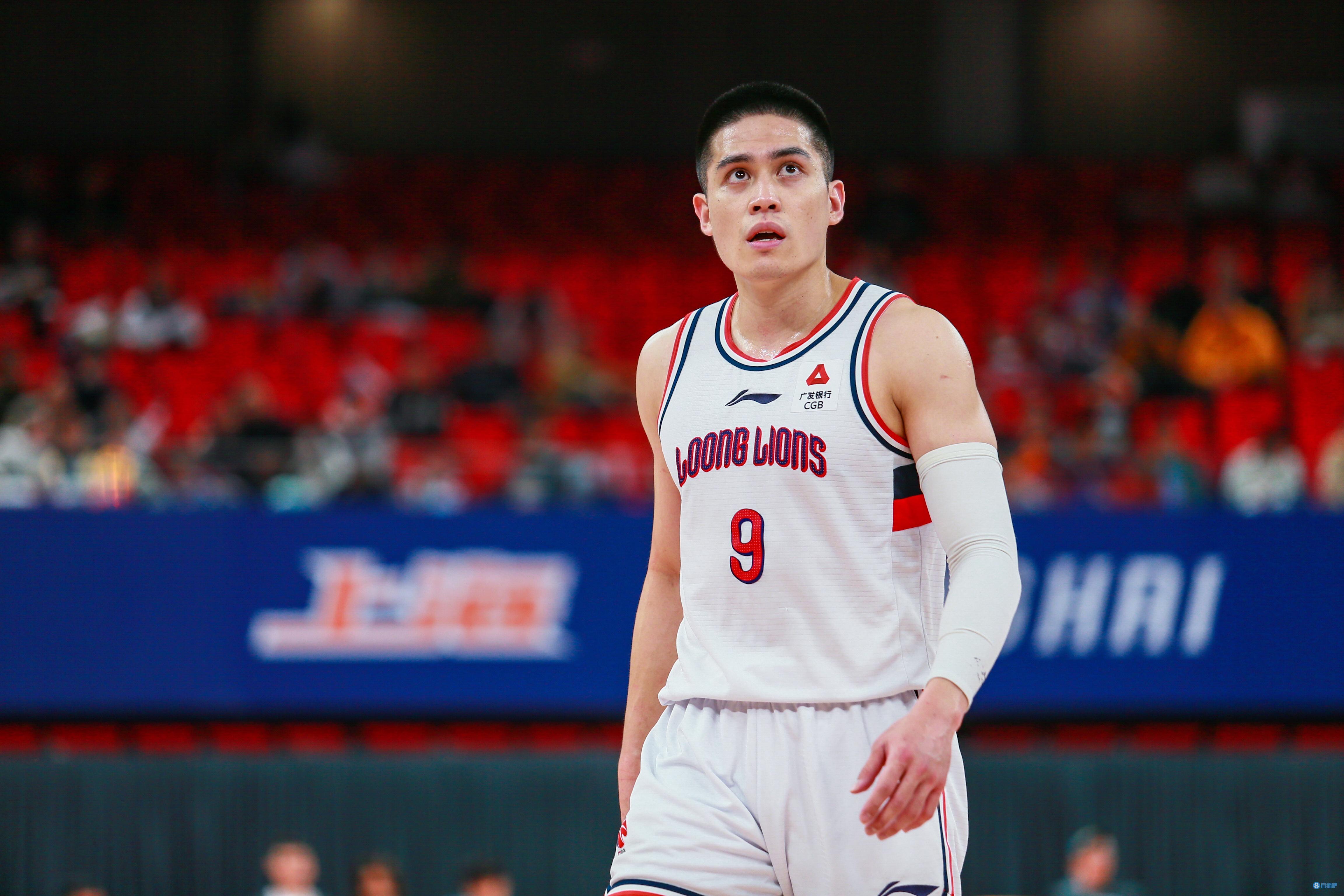 效率极高陈盈骏半场3中3拿到11分3助攻