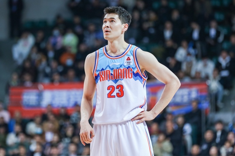 撑起球队阿不都沙拉木半场14中711罚5中砍下19分10篮板