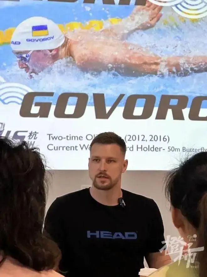 聚焦奥运冠军男子50米蝶泳世界纪录保持者戈沃罗夫来杭州上游泳课