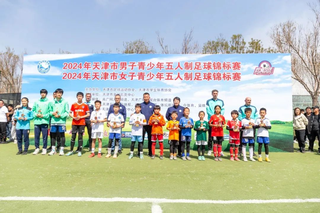 更加激烈的对抗,更加充满竞争的赛制,也让足球少年们得到了全面充分的