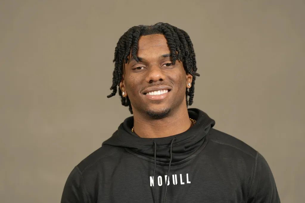 4寸(79.7厘米),手掌9.9寸(25厘米)2.马利克-内伯斯 路易斯