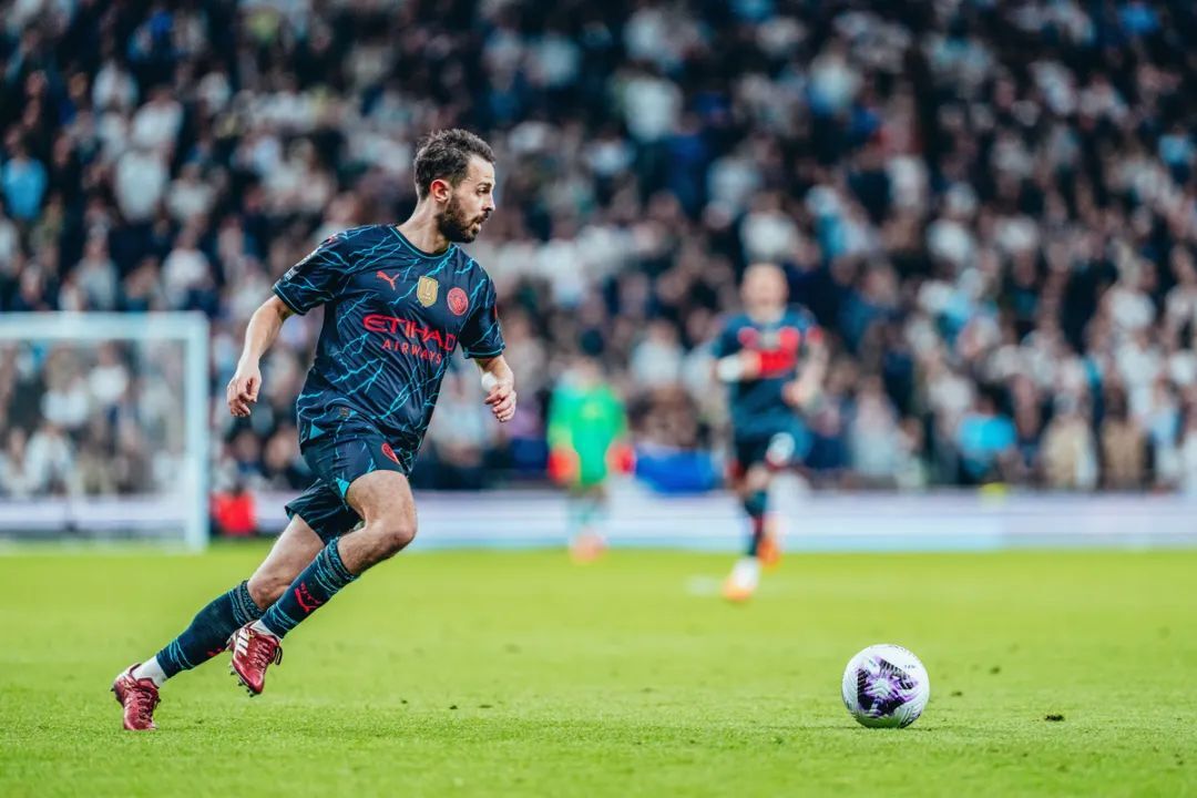 "在对阵热刺的比赛中,曼城门将埃德森因眼窝骨折被替换下场,将错过本