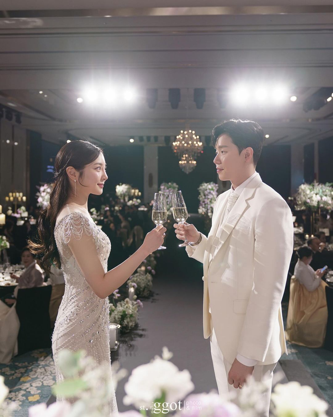 恭喜!26岁羽毛球世界冠军晒婚纱照,老婆颜值超高称霸最美太太团