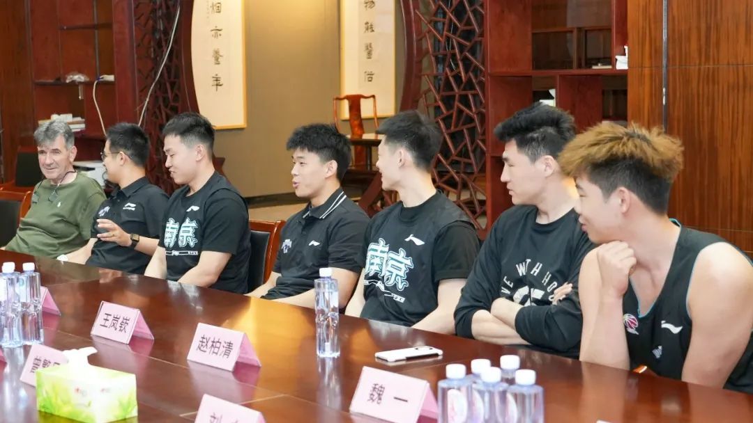 俱乐部总经理刘家成首先介绍了一位老朋友——梅米·贝西洛维奇(memi