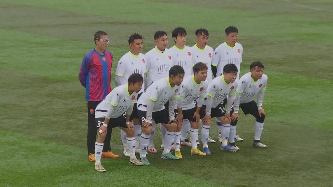 身穿橘色球衣的天津市同道火车头足球队迎战升班马——天津市荣信致海