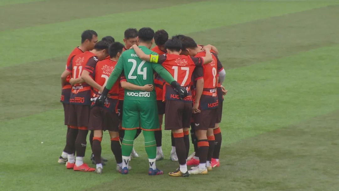 身穿橘色球衣的天津市同道火车头足球队迎战升班马——天津市荣信致海