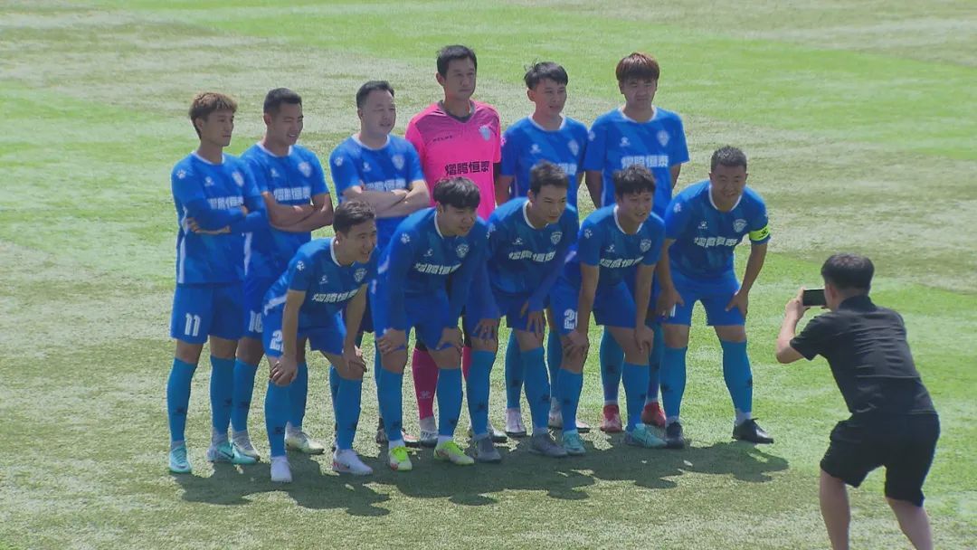 金九日古丽花儿足球队和身穿蓝色球衣的天津市煜腾恒泰足球队之间打响