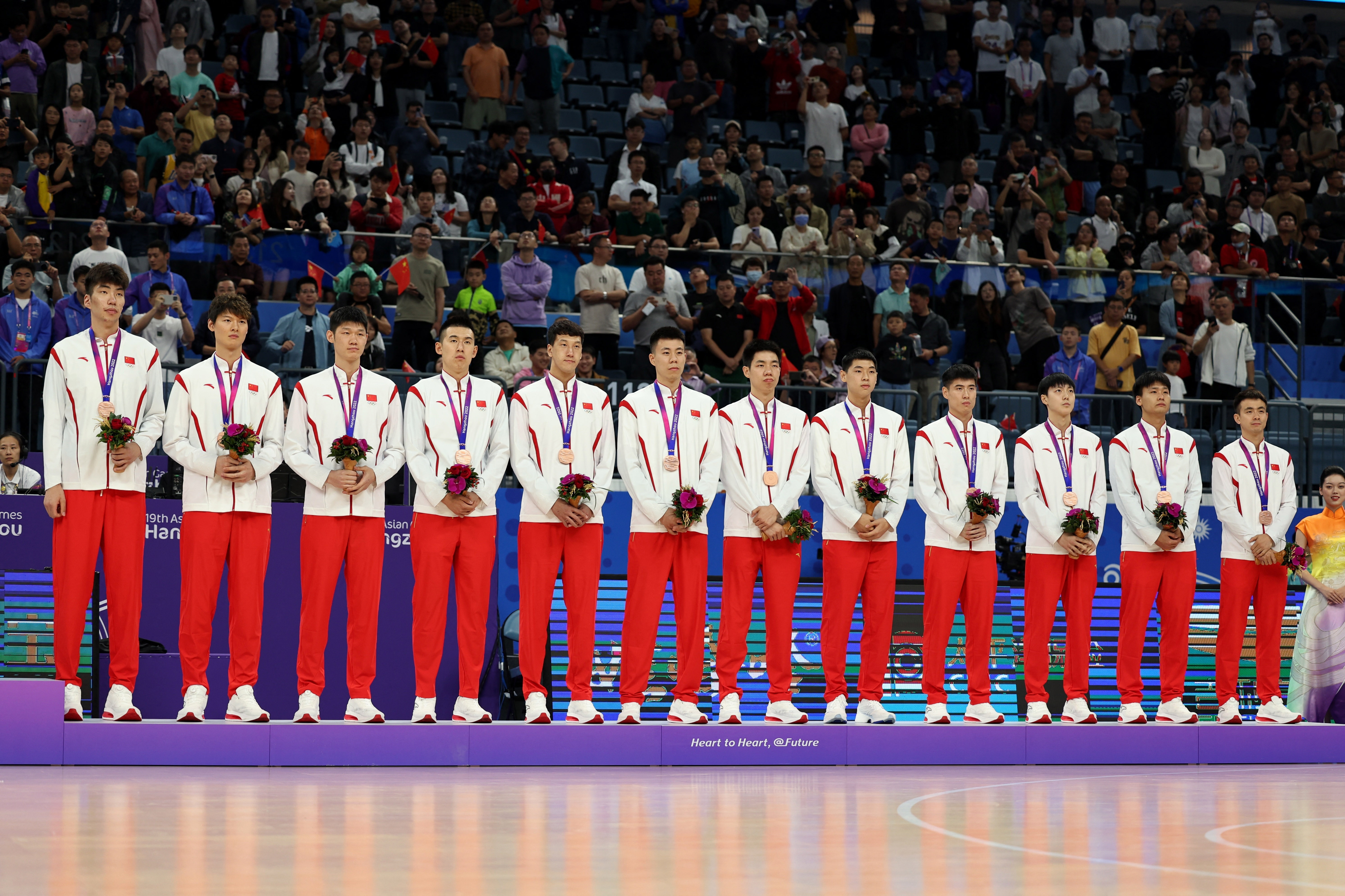 记者叶珠峰透露,多位篮球业内人士认为中国男篮冲击2028洛杉矶奥运会