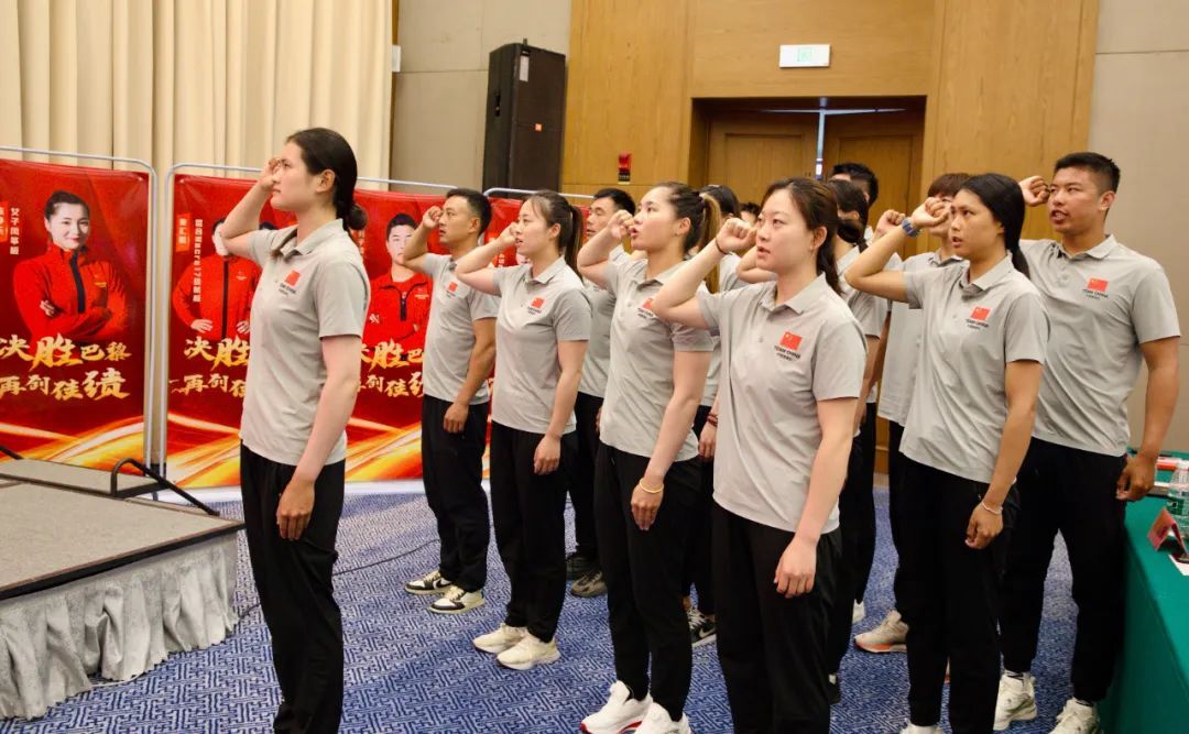 随后,国家帆船帆板队巴黎奥运会出征运动员,教练们进行了庄严宣誓,在