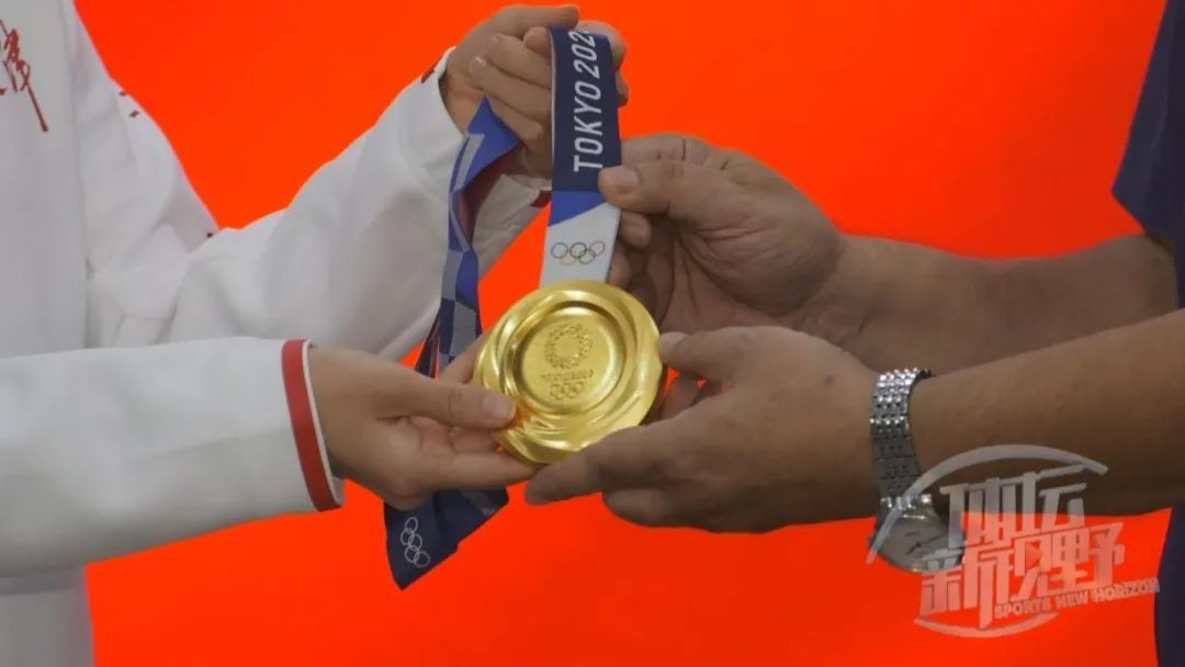东京奥运会女子蹦床项目冠军后,朱雪莹将自己的宝贵奥运金牌以及领奖