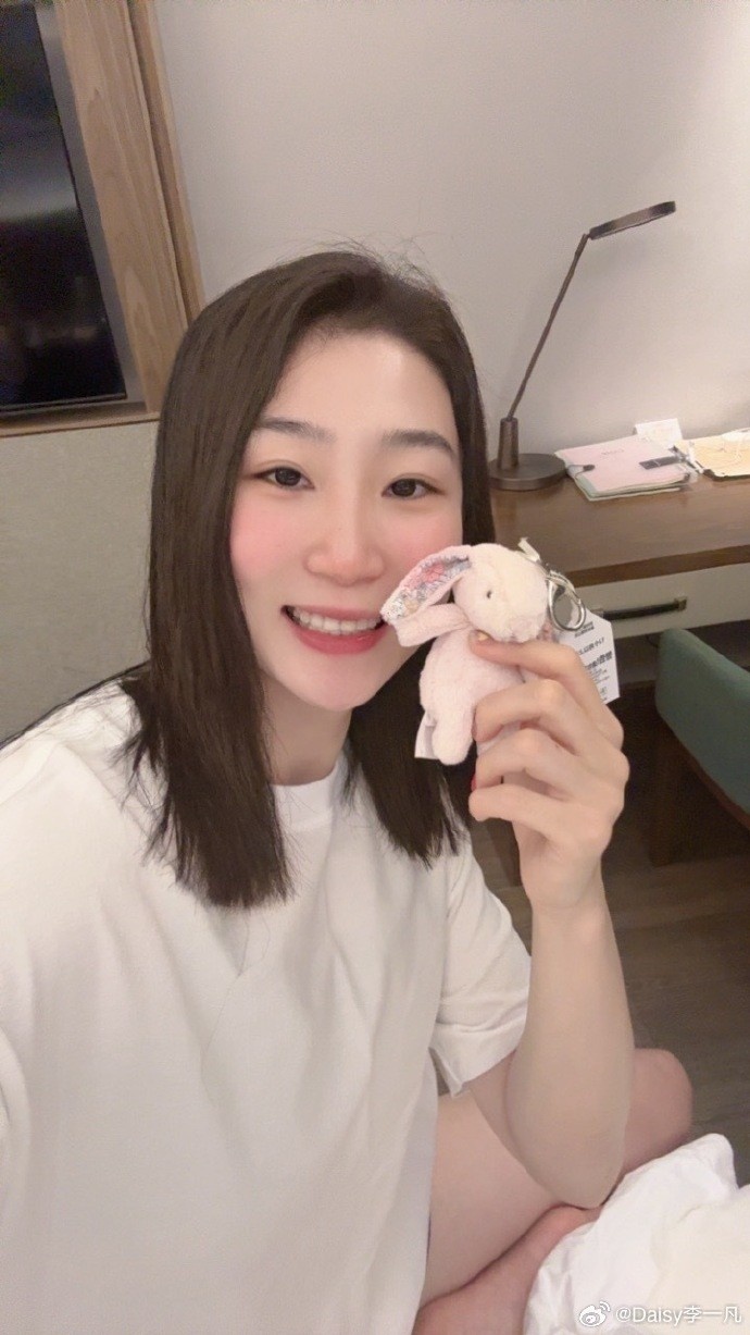 美美哒!新疆女篮球员李一凡晒近照