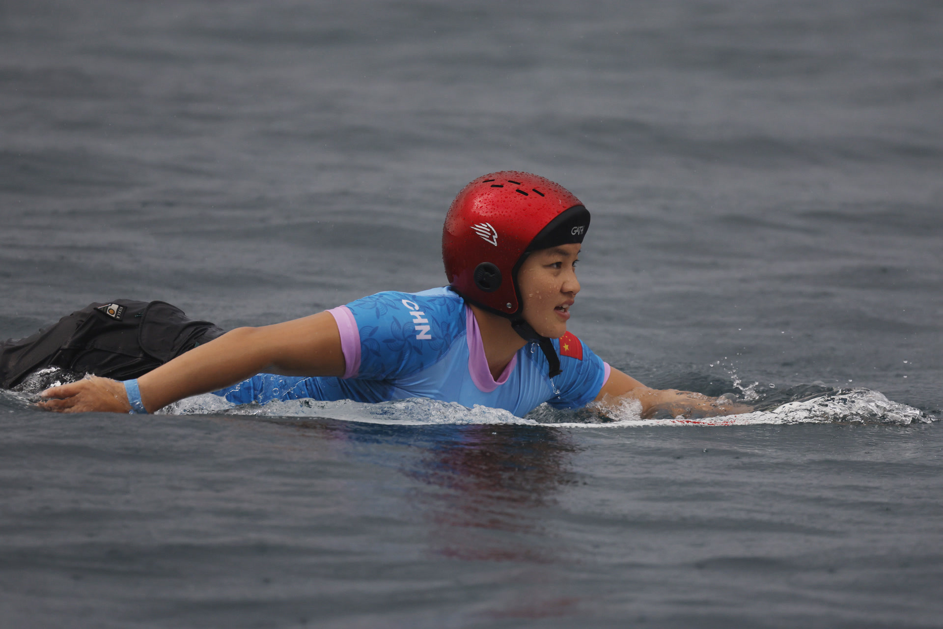 中国首位奥运冲浪选手杨思琪晋级16强