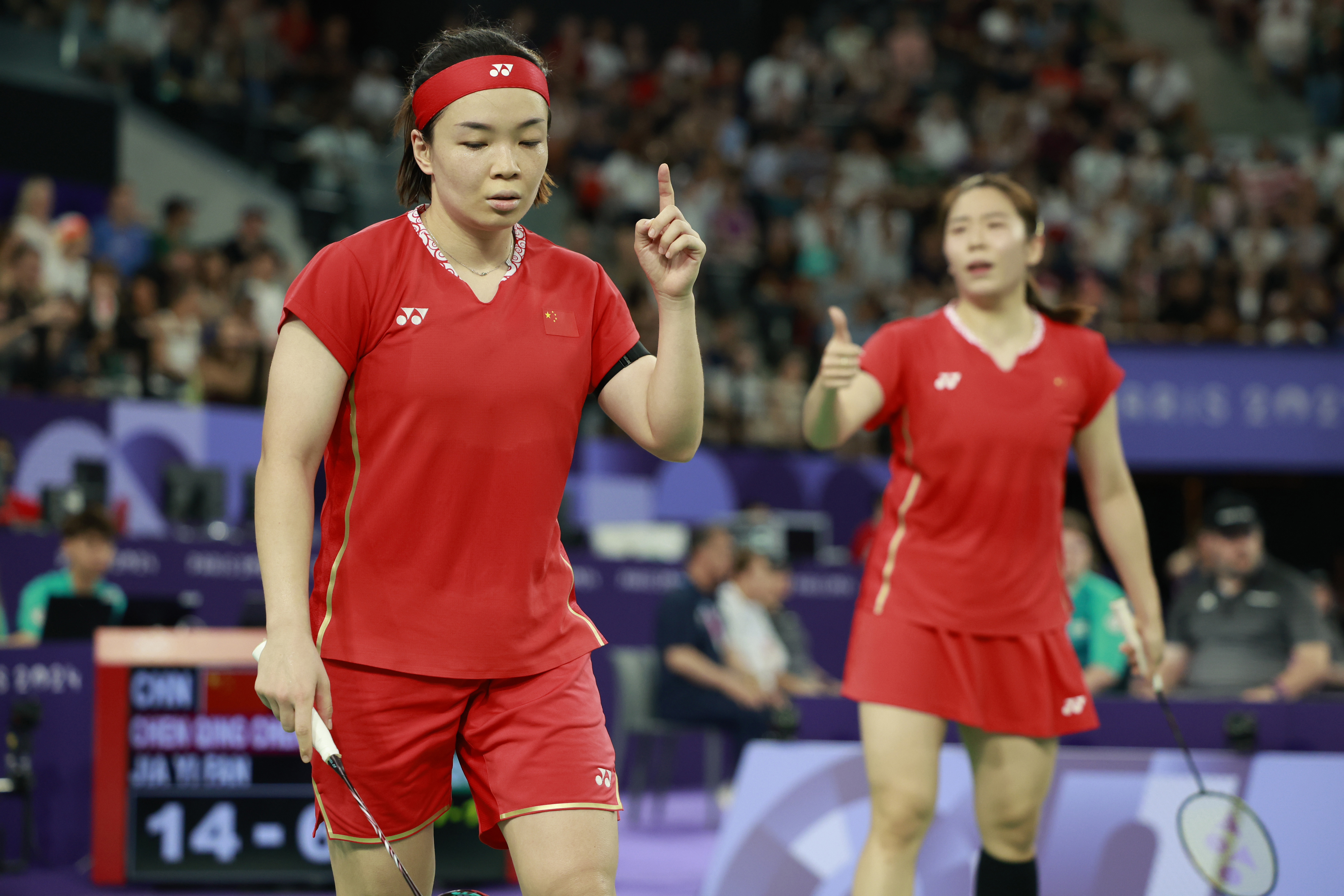 摄8月1日,中国选手陈清晨(右一)/贾一凡(右三)在中场休息时接受教练