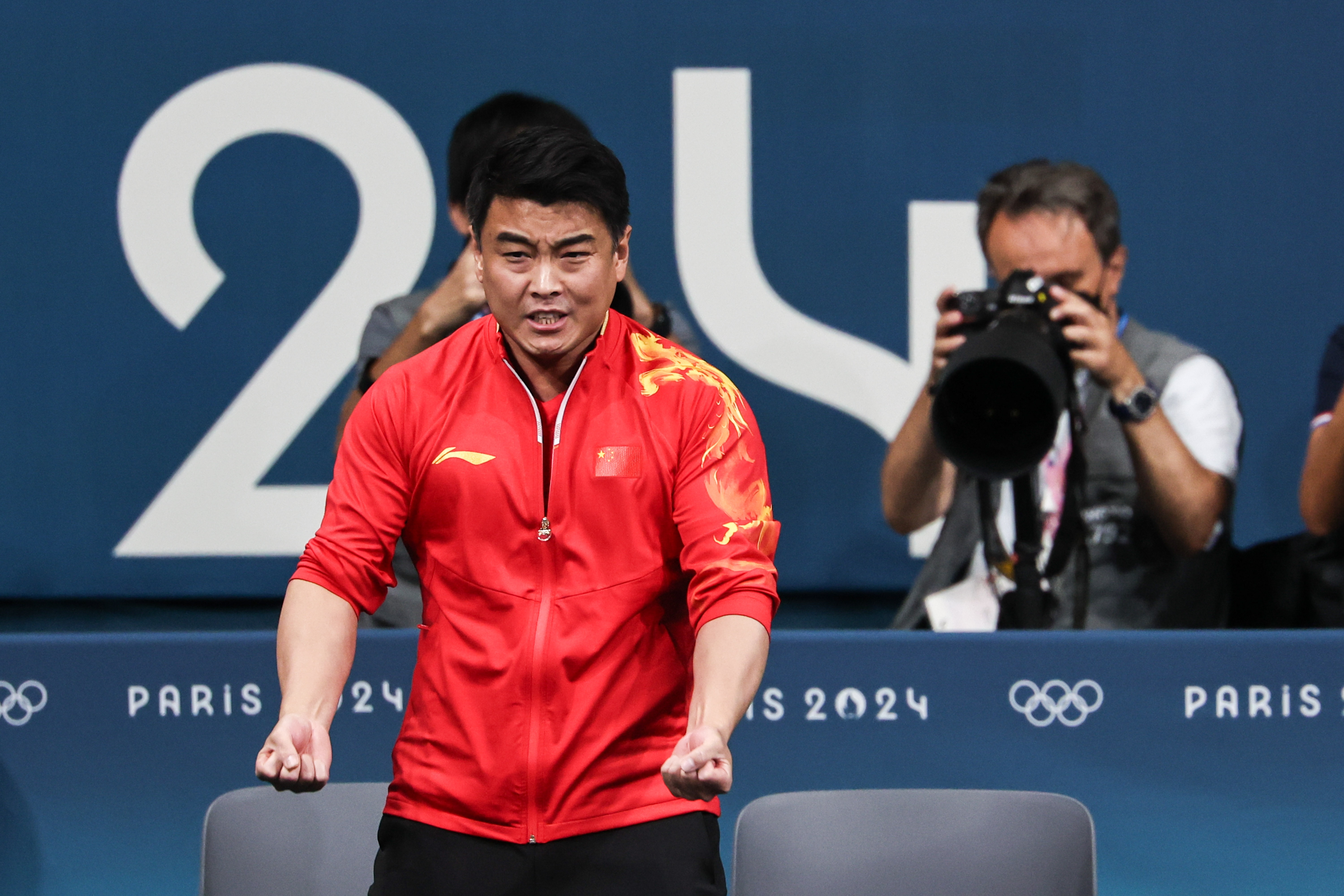 中国男乒主教练王皓社媒从一名乒乓球运动员到教练员,我深感荣幸能够