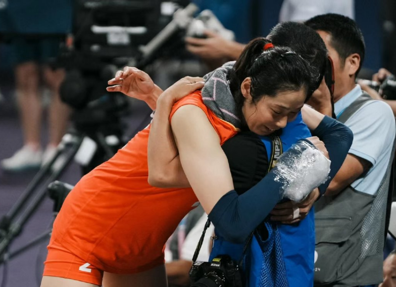 女排朱婷谈伤病细节:掰手腕疼到哭,为缓解疼痛会吃药打封闭