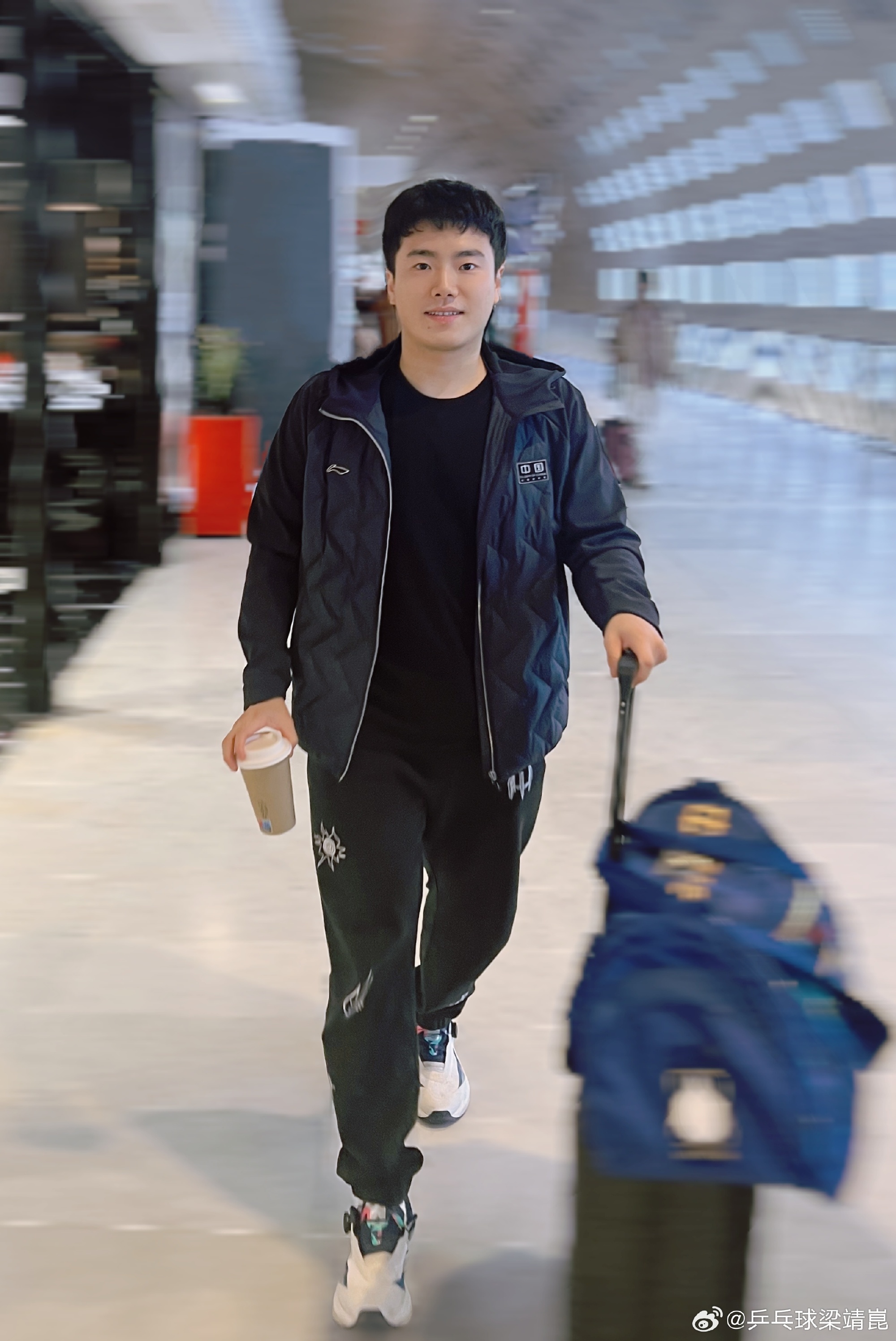 国乒启程赴蒙彼利埃!林诗栋休整后再出发,梁靖崑飞机上度过生日