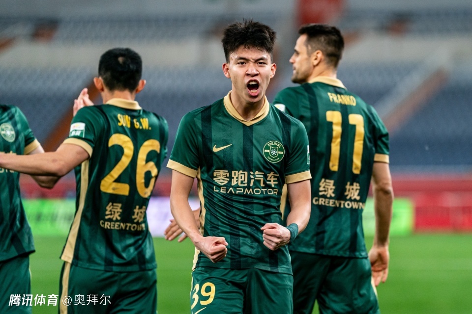 王钰栋头球破门！激情滑跪庆祝，中超已入10球，射手榜仅次1人